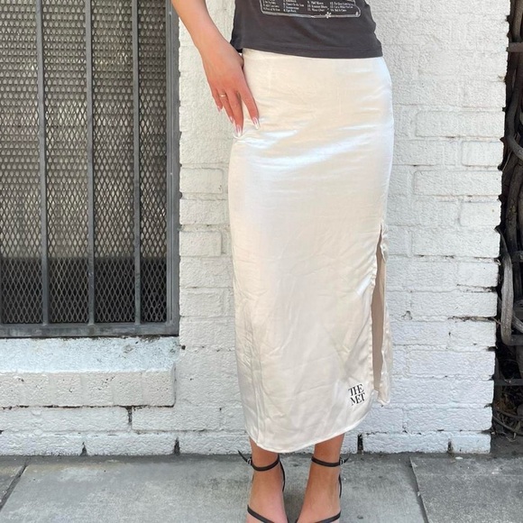 PacSun x THE MET Cream satin midi skirt with side slit sz xs / small snag in it - Picture 3 of 9